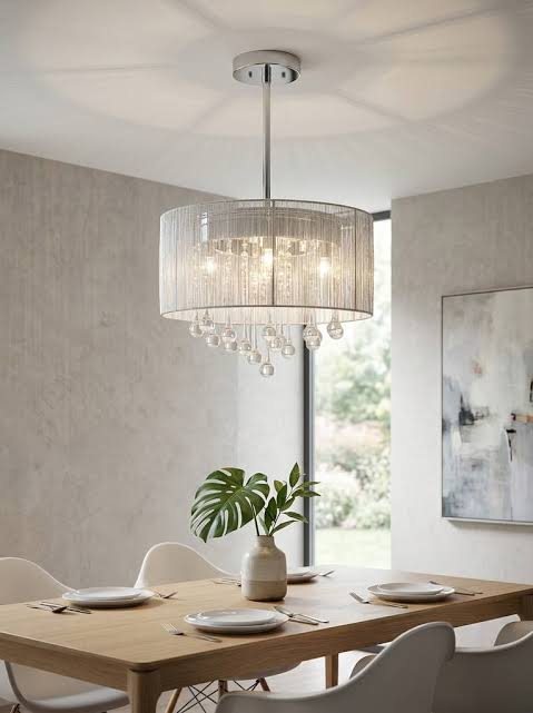 Lámpara de araña de cristal en un salón moderno