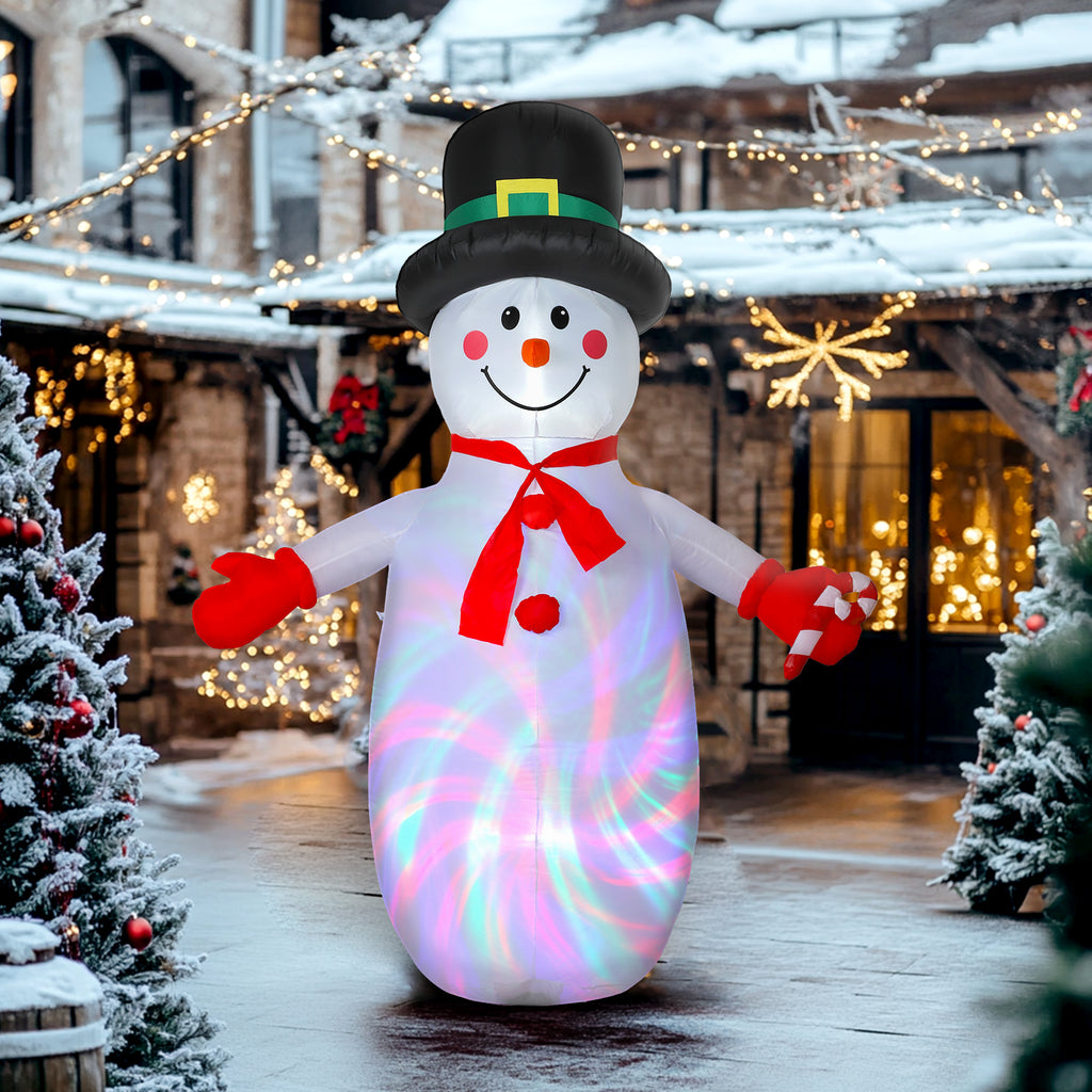 Muñeco de nieve hinchable iluminado en una calle nevada con luces navideñas
