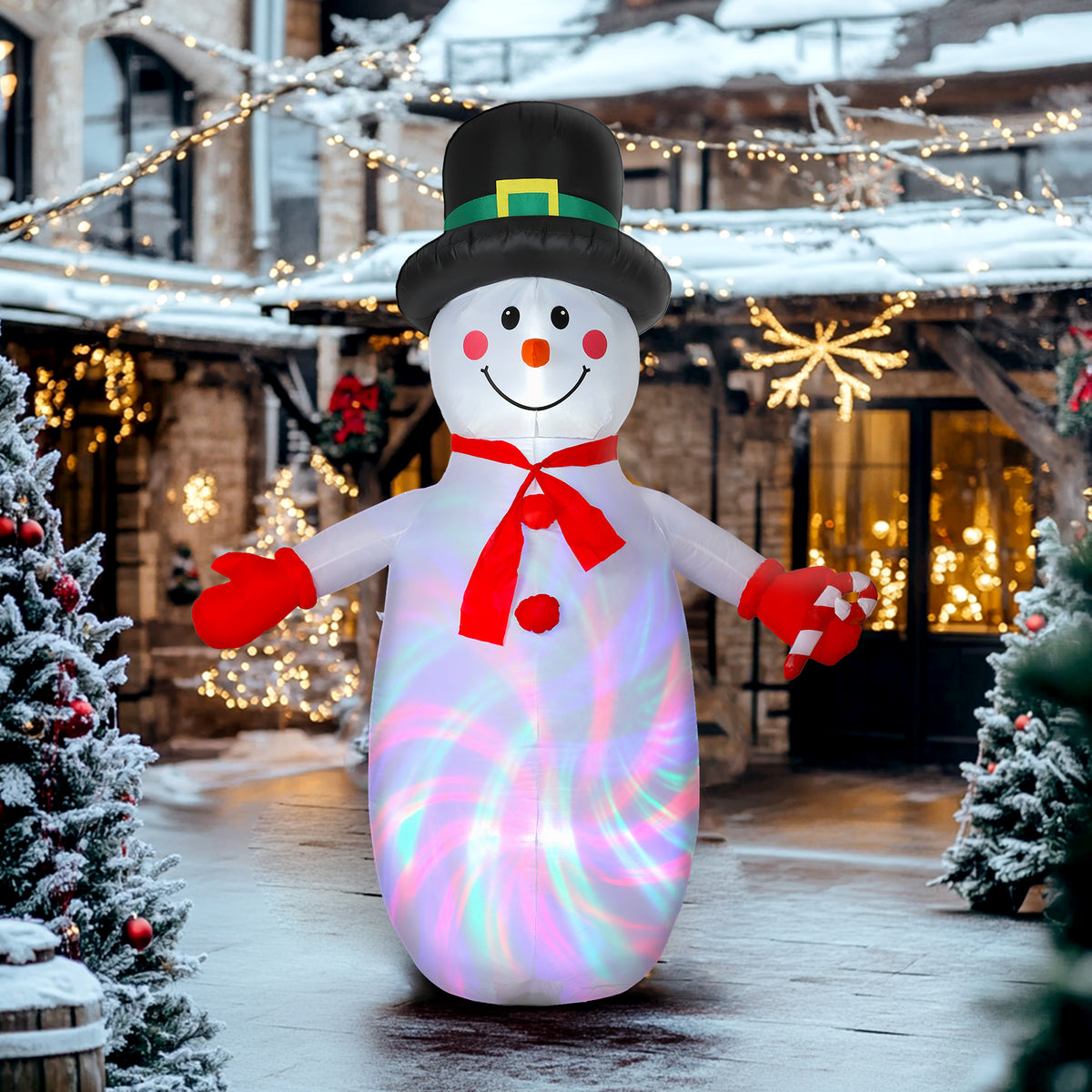 Muñeco de nieve hinchable iluminado en una calle nevada con luces navideñas