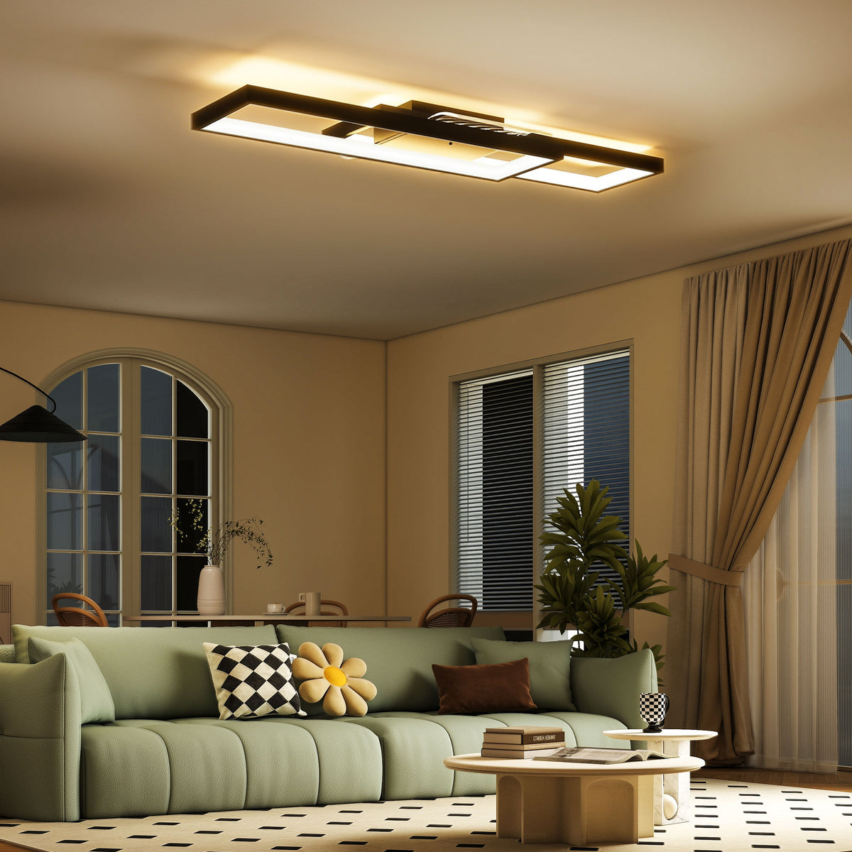 Lámpara de techo LED rectangular negra encendida con luz cálida en un salón con sofá verde