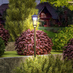 Farol solar junto a una terraza