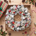 Corona de Navidad nevada con bolas decorativas, vista desde arriba sobre una mesa de madera con adornos