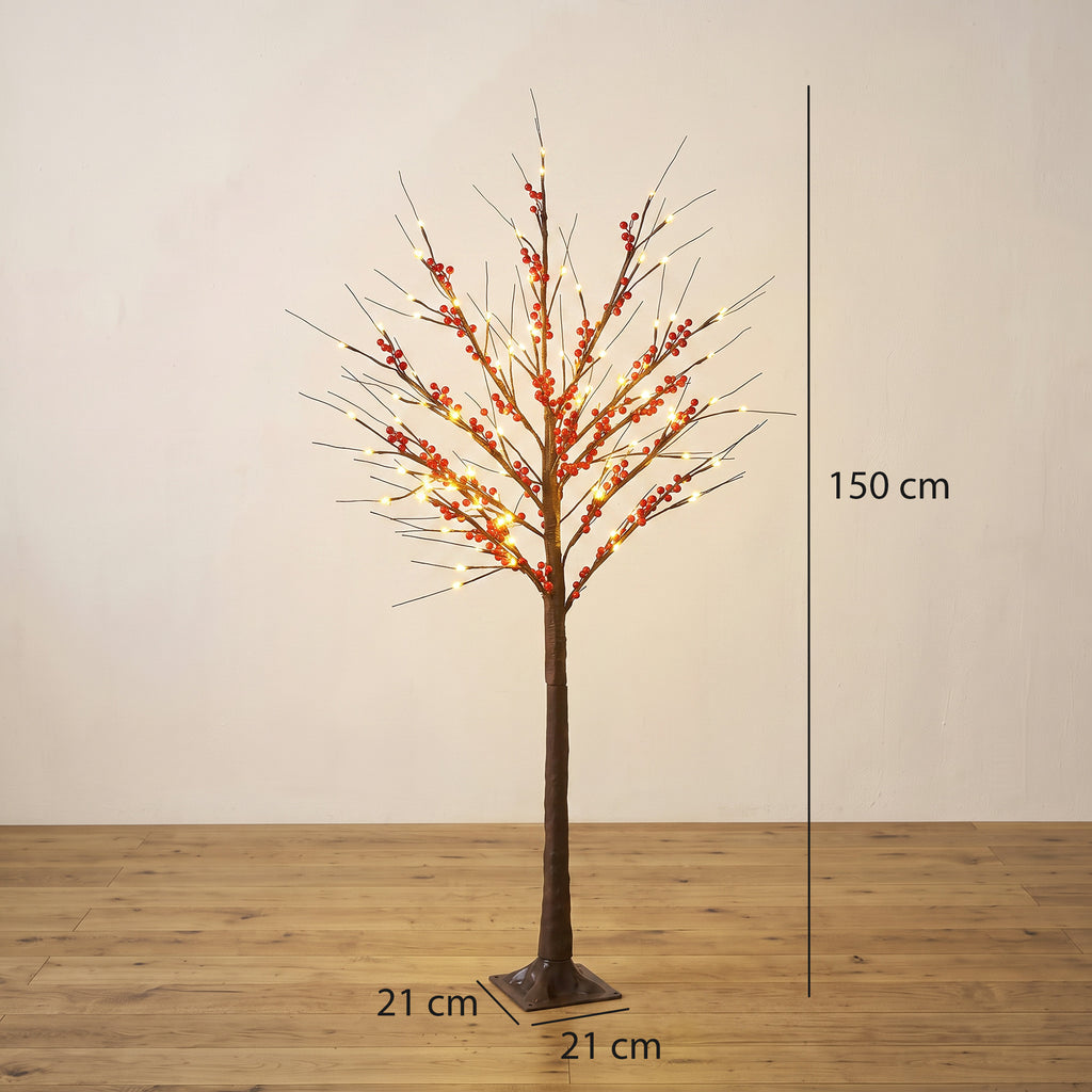 Árbol de abedul con bayas rojas iluminado en un salón