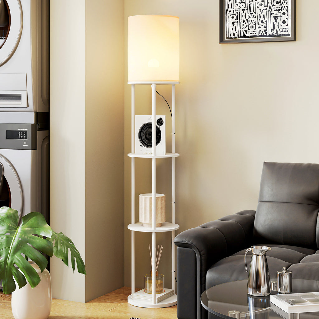 Lámpara de pie blanca con estantes junto a un sillón