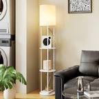 Lámpara de pie blanca con estantes junto a un sillón