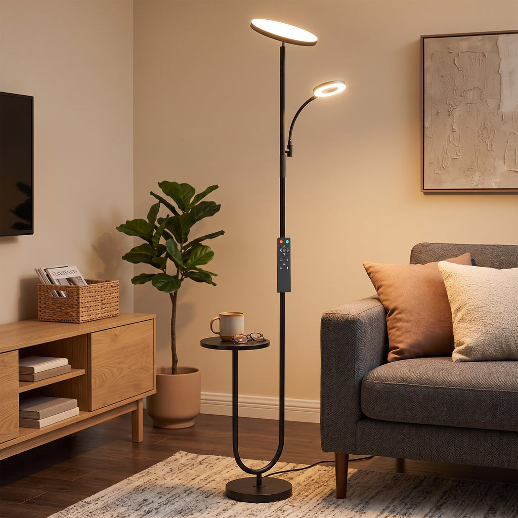 Lámpara de pie LED negra con balda junto a un sofá gris en un salón