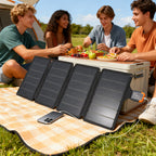 Panel solar plegable cargando un móvil al aire libre
