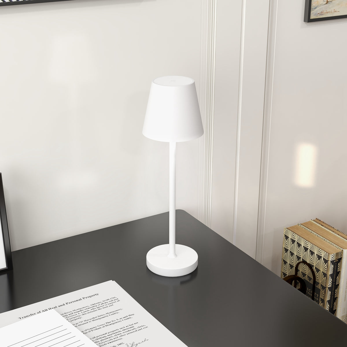 Lámpara de mesa blanca junto a un sofá