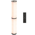Lámpara de pie LED en columna beige junto a su mando a distancia sobre fondo blanco
