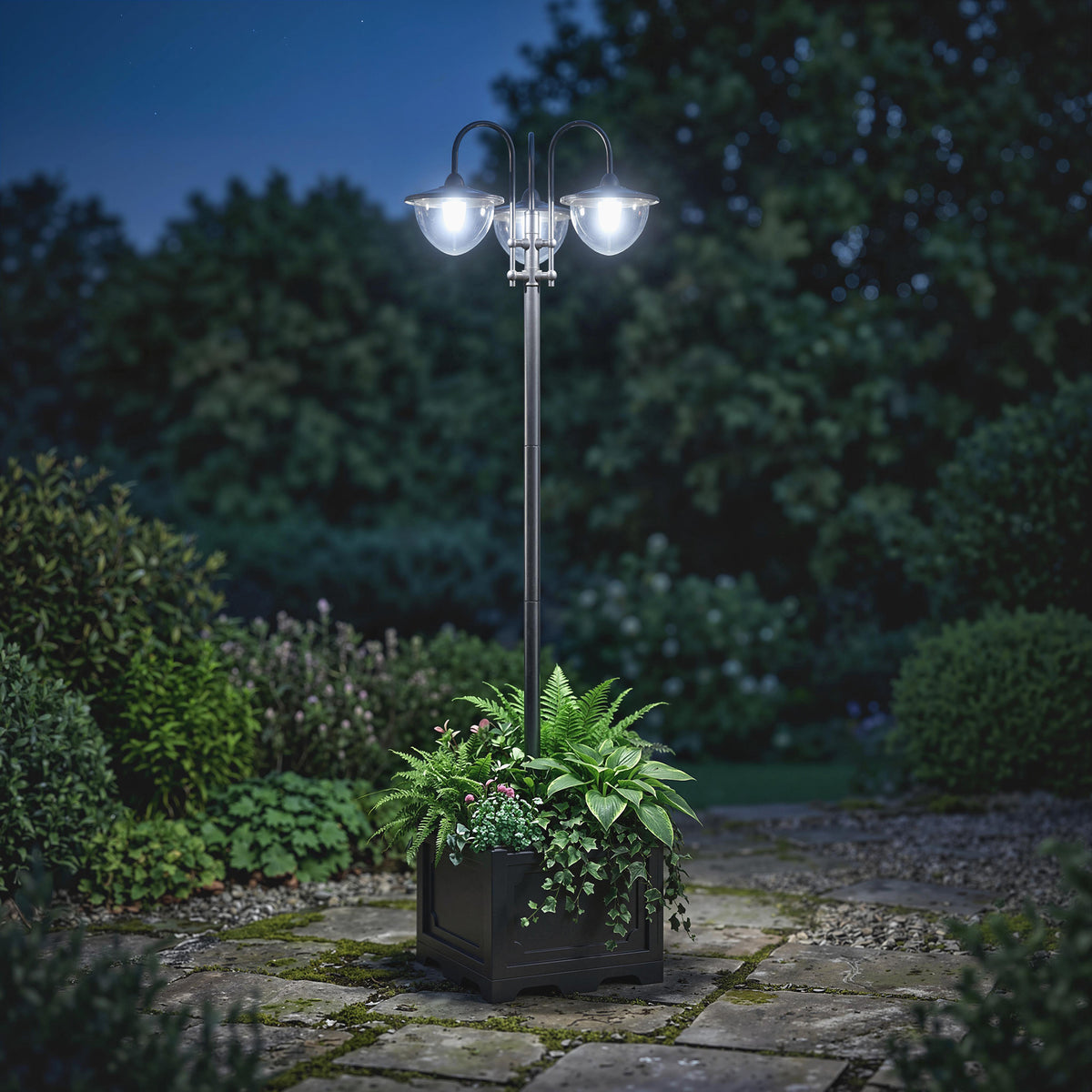 Farola solar encendida en el jardín al anochecer