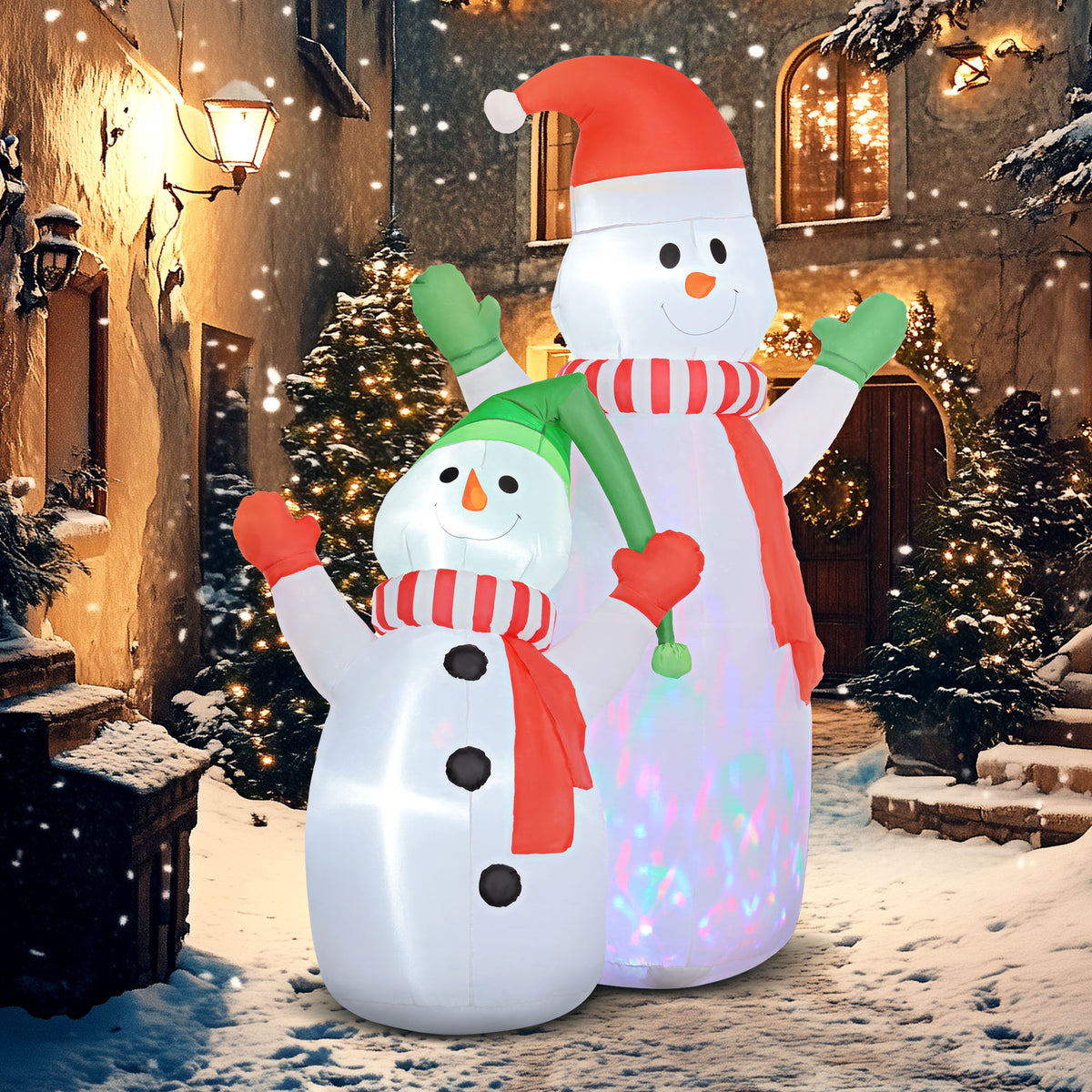 Dúo de muñecos de nieve hinchables iluminados en una calle nevada con árboles de Navidad