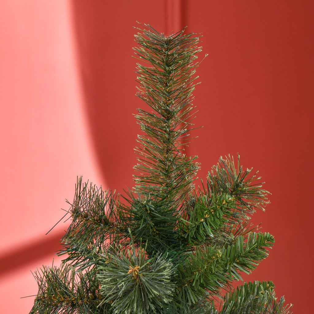 Parte superior del árbol de Navidad sobre una pared roja
