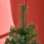 Parte superior del árbol de Navidad sobre una pared roja