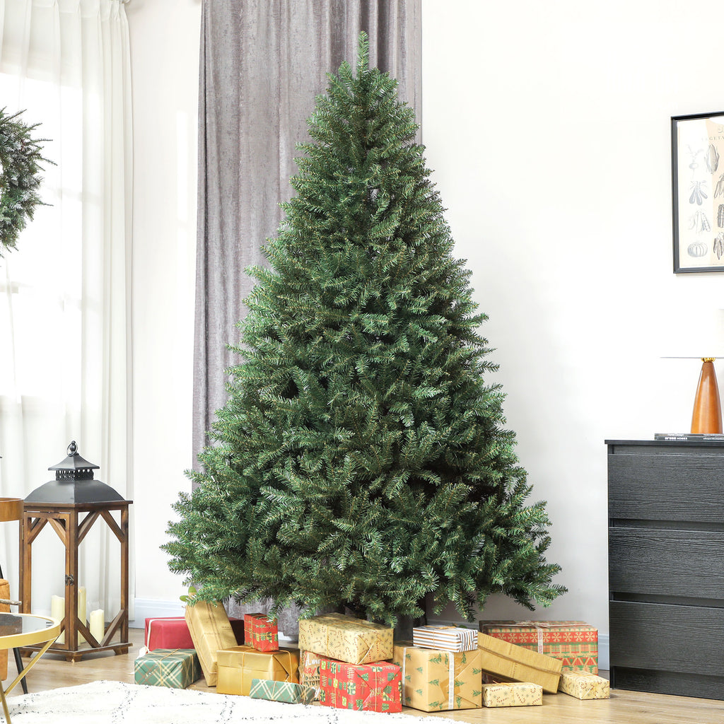Abeto de Navidad denso de 210 cm junto a unas cortinas grises y un aparador