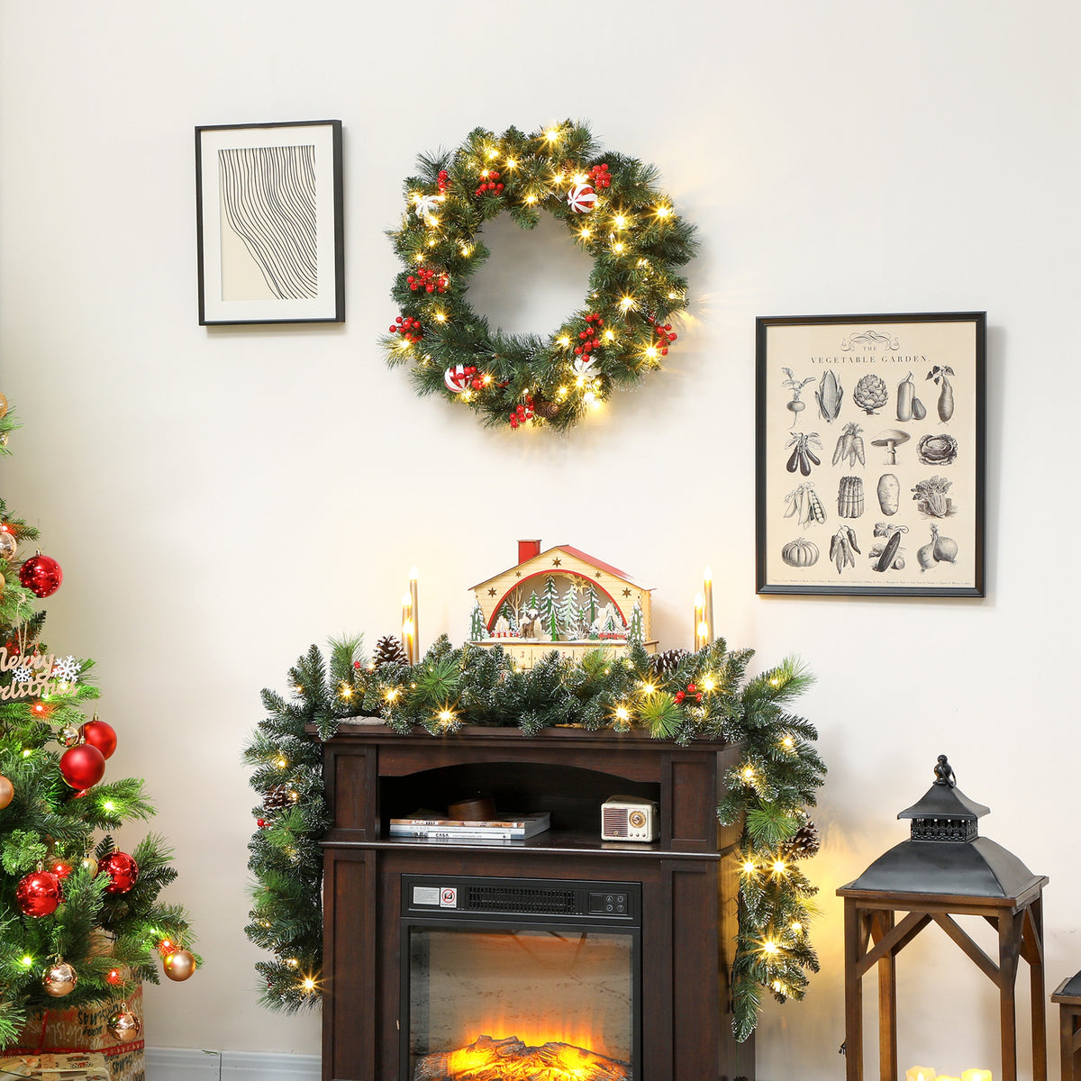 Corona de Navidad con luces cálidas colgada en una pared sobre una chimenea y un árbol de Navidad
