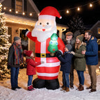 Papá Noel hinchable iluminado junto a una familia delante de una casa con luces de Navidad