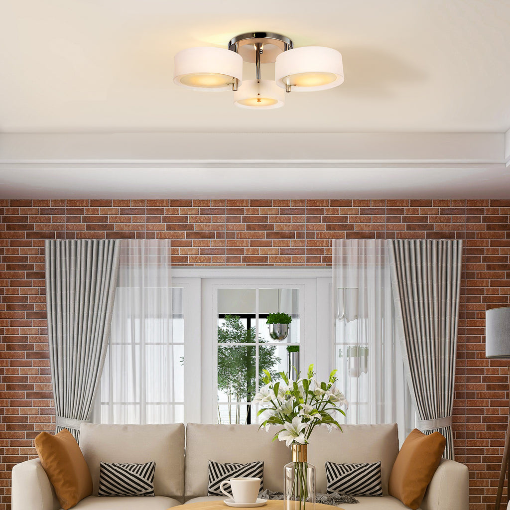 Lámpara de techo de 3 luces en un comedor con cortinas