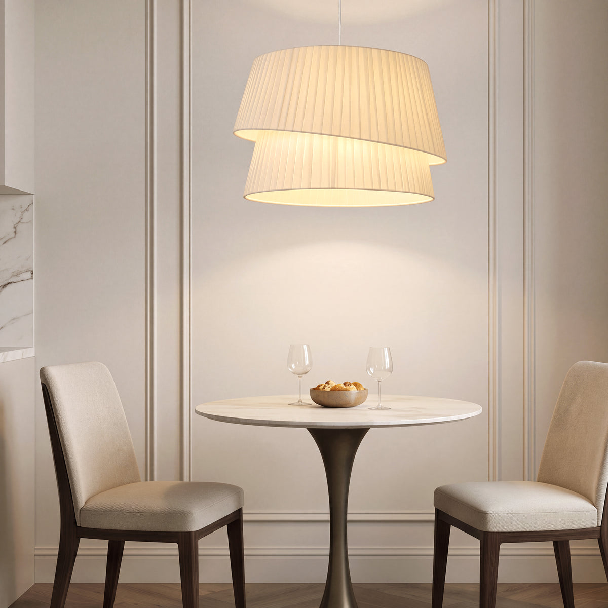 Lámpara colgante blanca con doble pantalla y base de techo dorada, vista 6