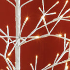 Árbol de Navidad iluminado en una terraza cubierta