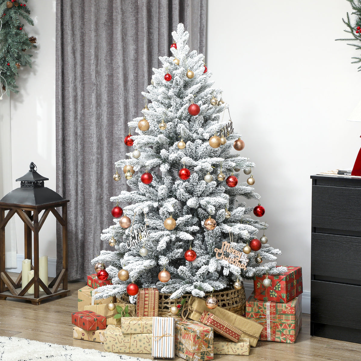 Árbol de Navidad nevado decorado con bolas y regalos