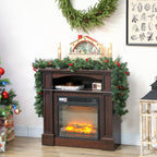 Guirnalda de Navidad sobre la repisa de una chimenea con velas y un reloj de madera