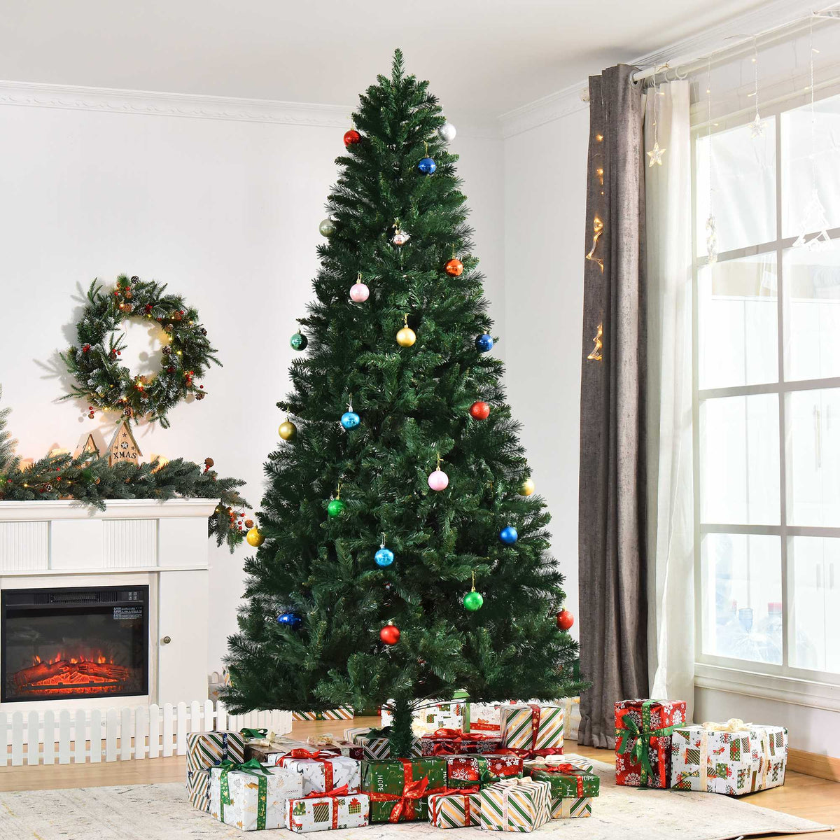 Abeto de Navidad artificial de 240 cm decorado con bolas junto a una chimenea y una ventana