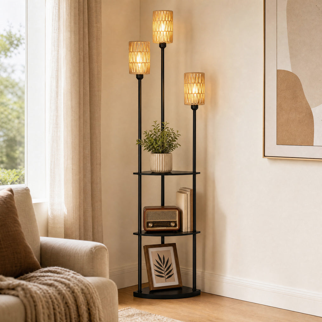 Lámpara de pie boho con tres luces encendidas y estantes con una planta y una radio en un rincón del salón