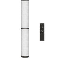 Lámpara de pie LED en columna beige con pantalla de lino y mando a distancia, vista frontal sobre fondo blanco