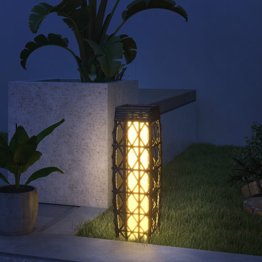 Lámpara solar de ratán en un jardín
