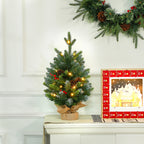 Árbol de Navidad de mesa junto a una corona y un calendario de Adviento
