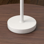 Lámpara de mesa blanca en una terraza protegida