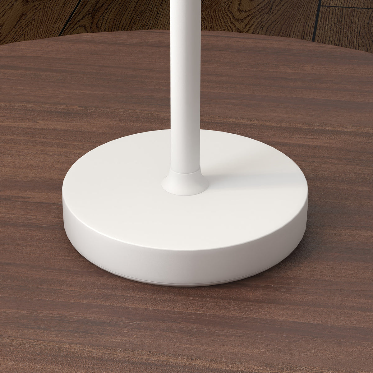 Lámpara de mesa blanca en una terraza protegida