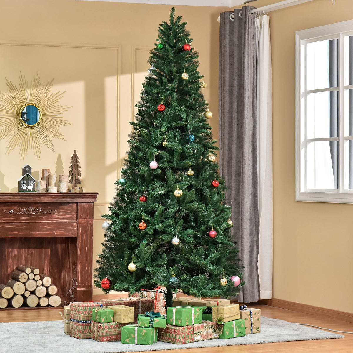 Abeto de Navidad de 240 cm junto a una chimenea con una gran ventana y regalos