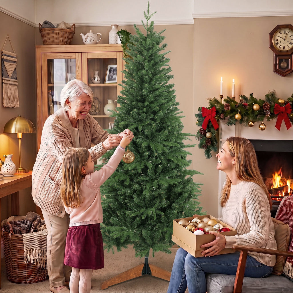 Abuela y nieta decorando el árbol de Navidad en el salón
