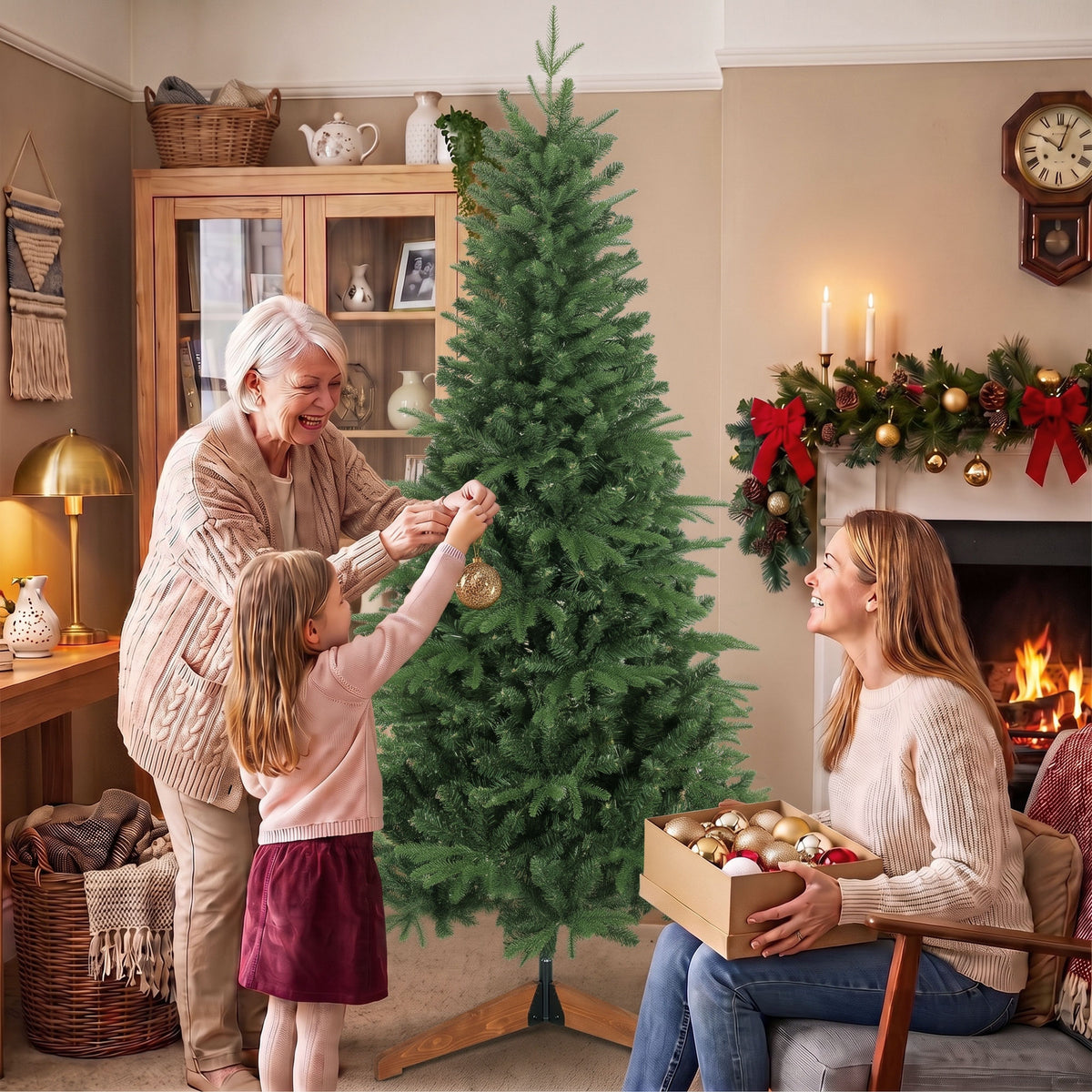 Abuela y nieta decorando el árbol de Navidad en el salón