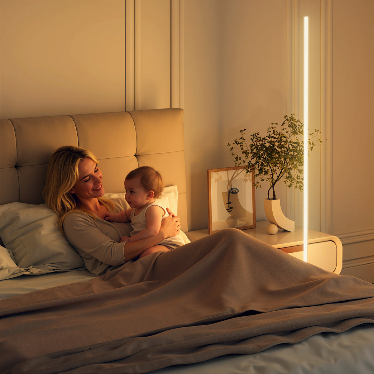 Madre con su bebé en la cama con la lámpara de pie LED encendida con luz cálida