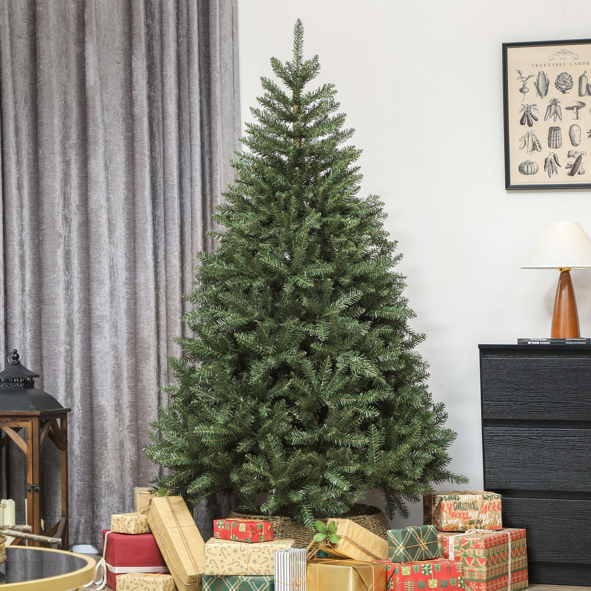 Abeto de Navidad denso de 180 cm junto a unas cortinas grises y un aparador