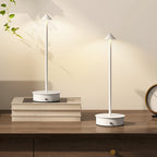 Lámparas de mesa LED blancas en una mesita de noche