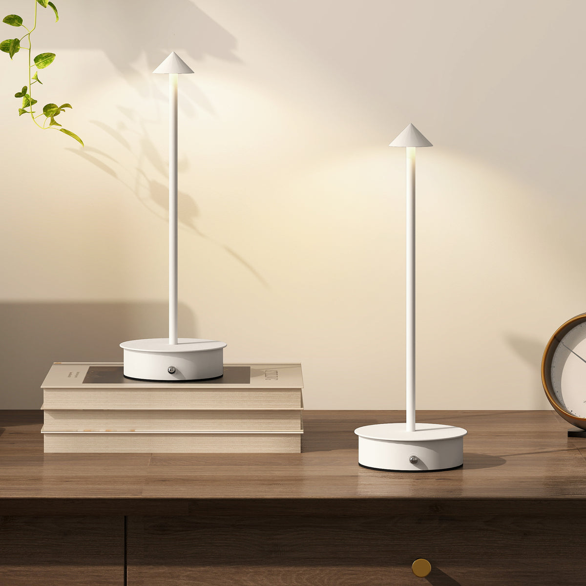 Lámparas de mesa LED blancas en una mesita de noche