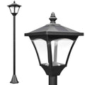 Farol solar clásico de jardín negro sobre fondo blanco