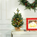 Árbol de Navidad de mesa junto a una corona navideña