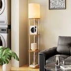 Lámpara de pie de madera natural con estantes junto a un sillón