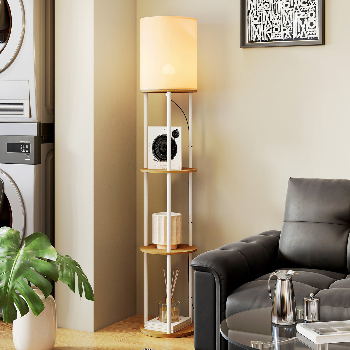 Lámpara de pie de madera natural con estantes junto a un sillón