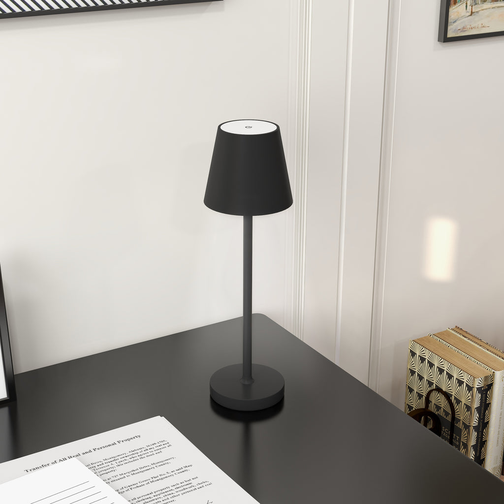 Lámpara de mesa negra junto a un sofá