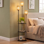 Lámpara de pie boho con tres luces y estantes junto a una cama en un dormitorio verde