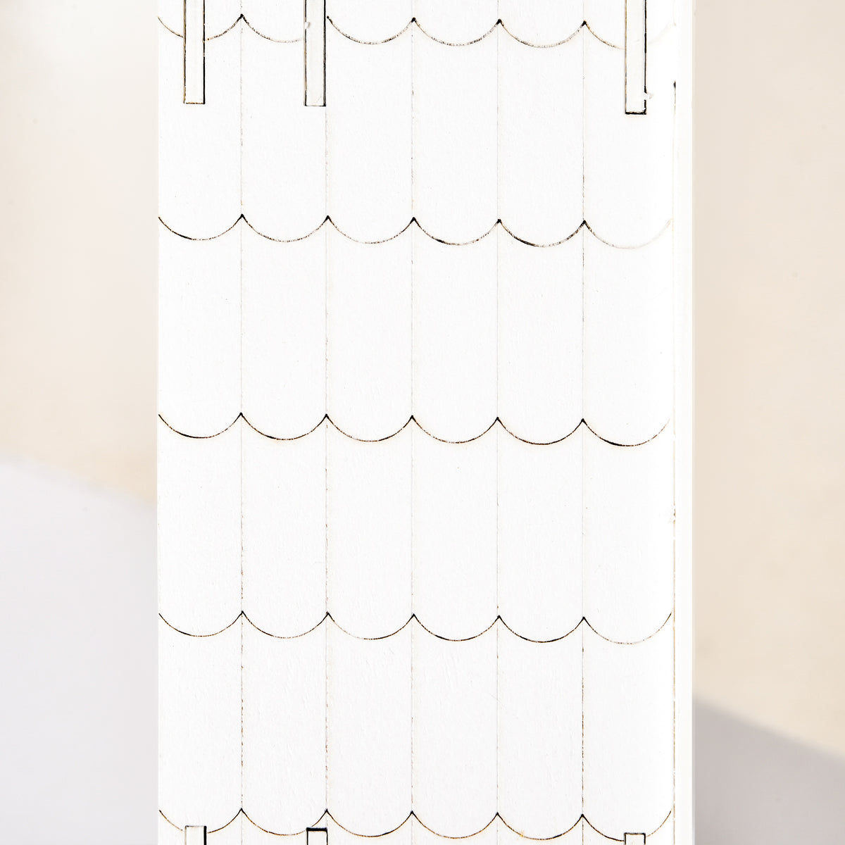 Calendario de Adviento sobre un mueble de entrada