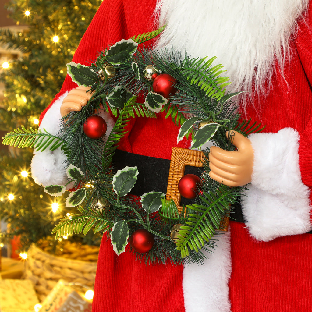 Detalle de la corona de Navidad con bolas rojas y hojas de acebo que sostiene el Papá Noel