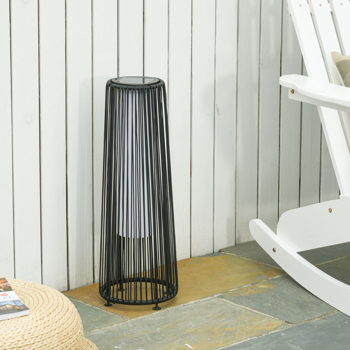 Lámpara solar de ratán iluminando una terraza