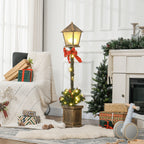 Farol de Navidad LED iluminado junto a un sillón, una chimenea y un árbol de Navidad