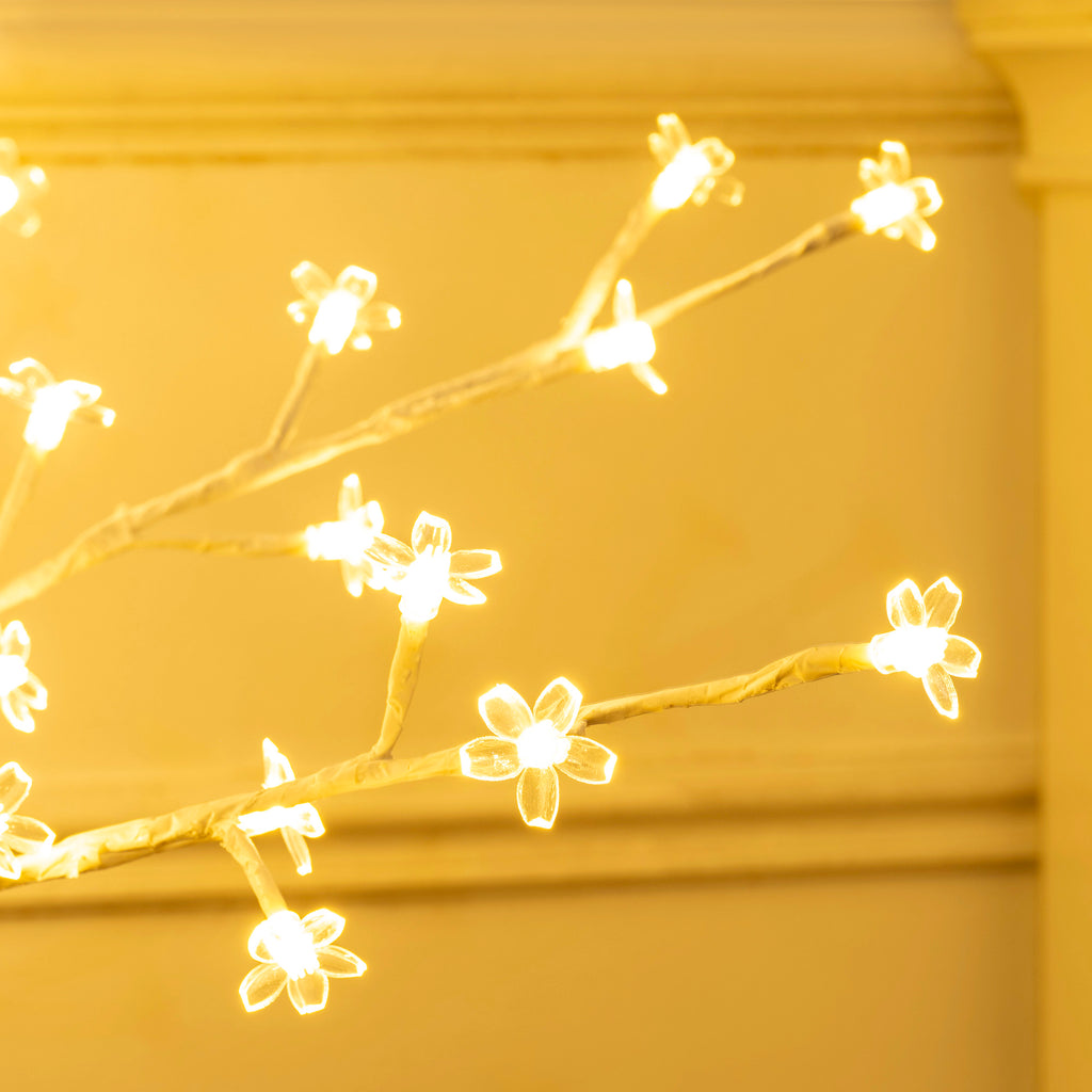 Árbol de abedul luminoso en una fiesta